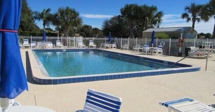 Building Photo - Conveniently Located 2/2 Condo w/ Pool access