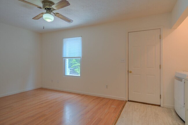 Building Photo - 4 bedroom / 2 1/2 Bath. Undergrad Welcome. Off Street Parking, Bus Route