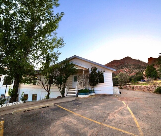 Building Photo - *utilities included* Large 1 bedroom apart...