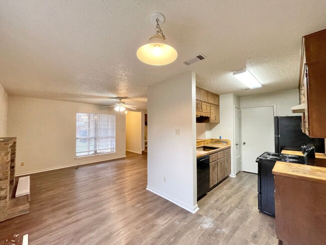 Building Photo - 3004 Chaucer Dr