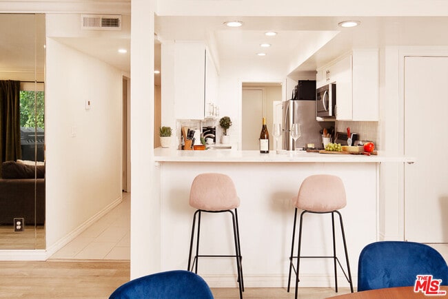 Building Photo - 6708 Hillpark Dr