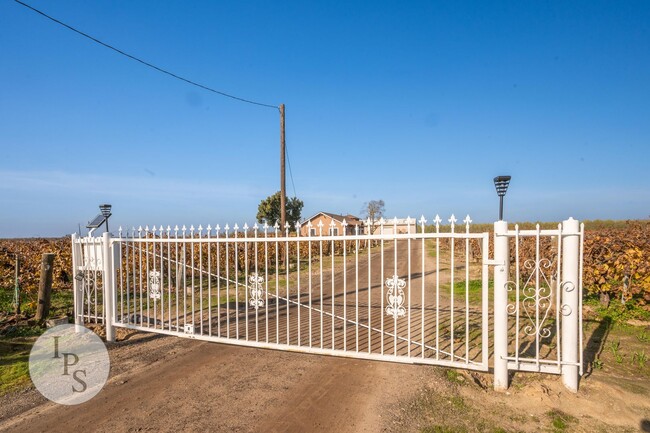 Building Photo - Fresno Westside Farm Home, 3BR/1BA, Built ...