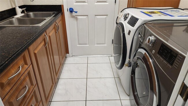 Building Photo - 3037 Crest Dr