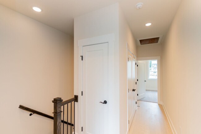 Building Photo - 2 Bedroom Townhome in Northshore Chattanooga