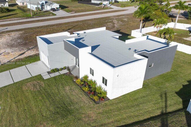 Building Photo - 5 SW 26th Pl