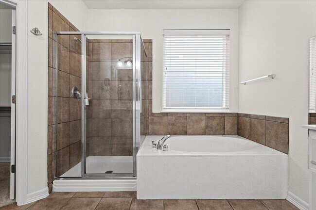 Building Photo - 2304 Village View Loop