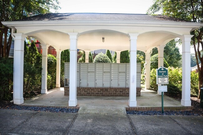 Building Photo - 851 Stratum Way SE