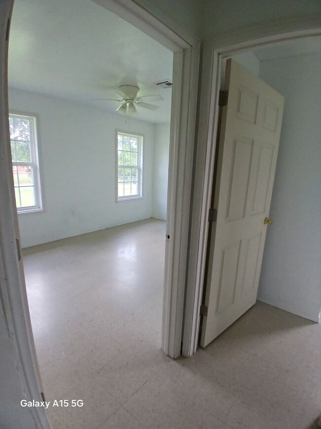 Building Photo - 3 Bedroom 2 bath