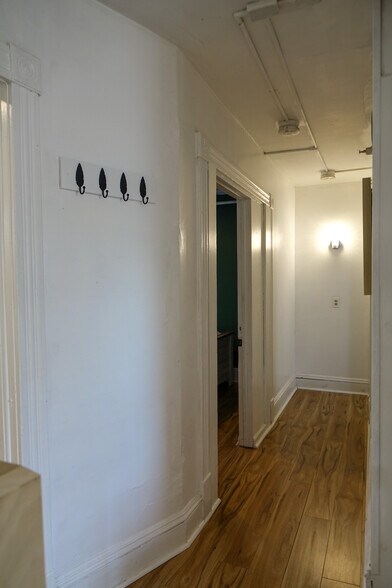 Building Photo - 18 Bradley St