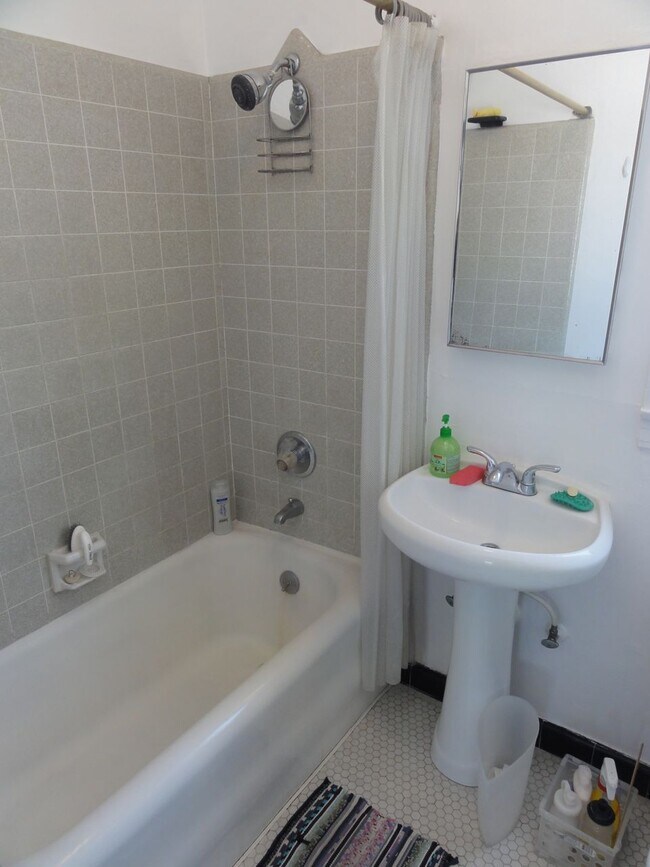 full bath - 8261 Romaine St
