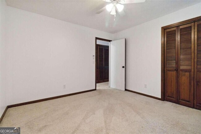 Building Photo - 3040 Land Rd