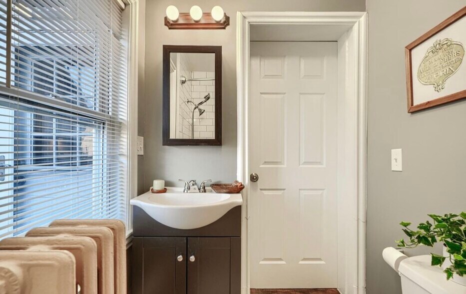 Building Photo - 627 S Eaton St