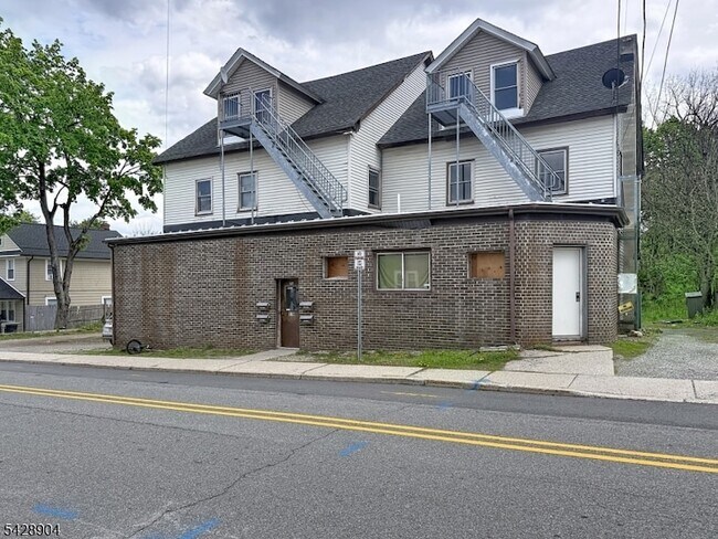Building Photo - 174 Main St