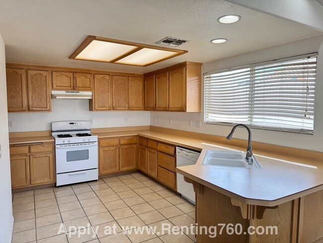 Building Photo - 3 Bed 2 Bath Home In Copper Hills!