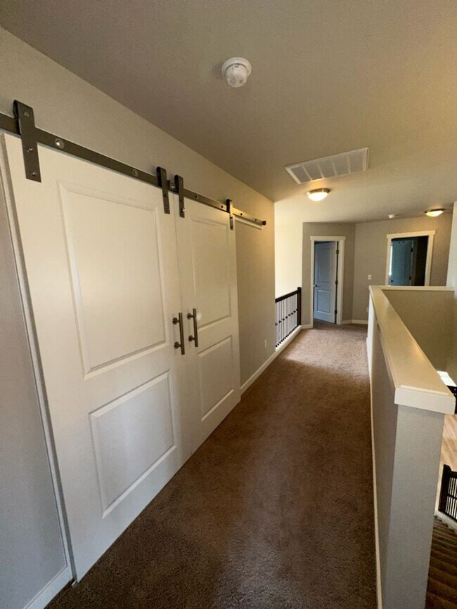 Building Photo - Gem Heights Area Luxury