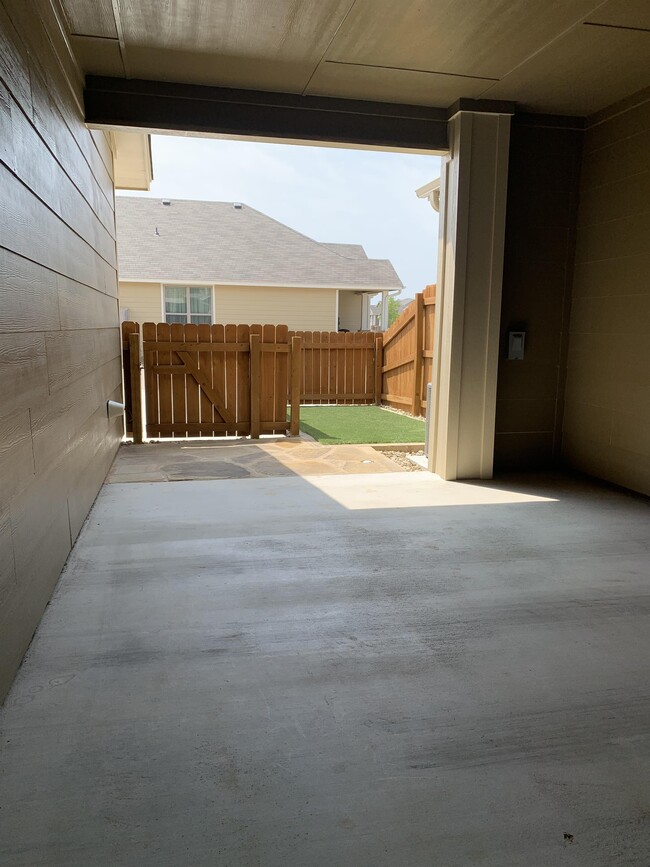 Building Photo - 7611 Stonehollow