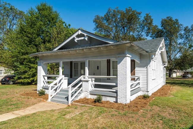 Building Photo - Renovated Gem with Space & Style in Bessemer