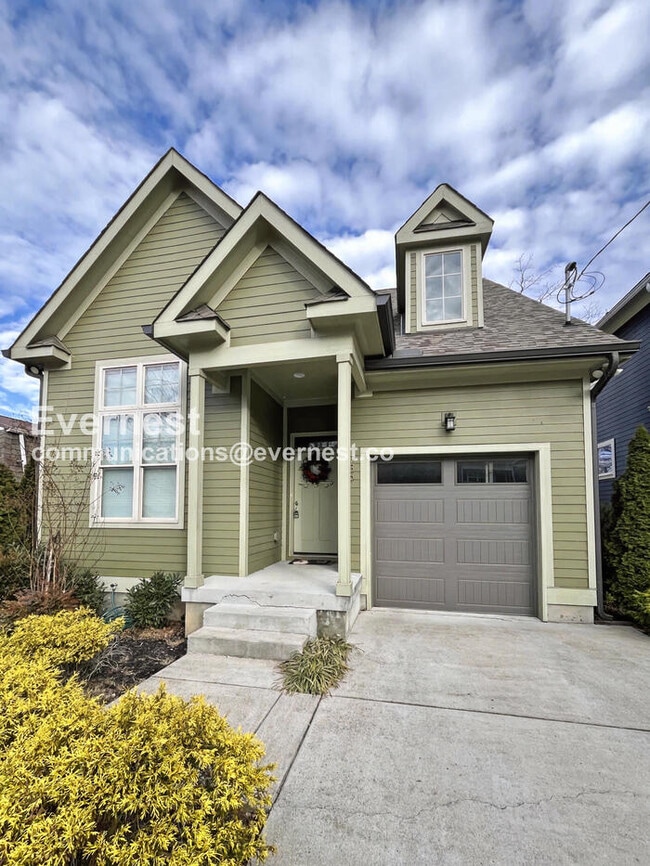 Building Photo - 4 Bed/2.5 Bath Home with Garage / Pet-Friendly / Available Now!