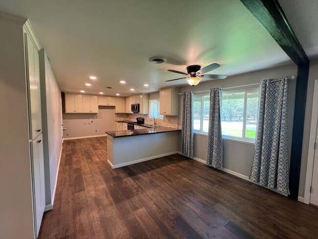 Building Photo - 2 bedroom country home in Escalon!