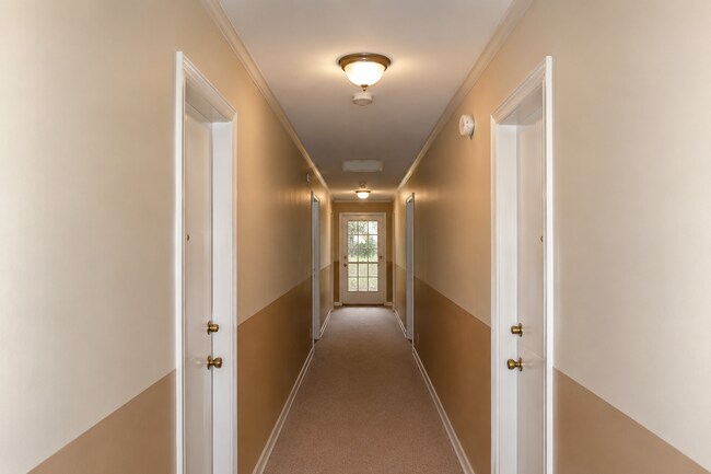 Building Photo - Close to everything West Roxbury offers! Bright 2-bedroom condo for rent!