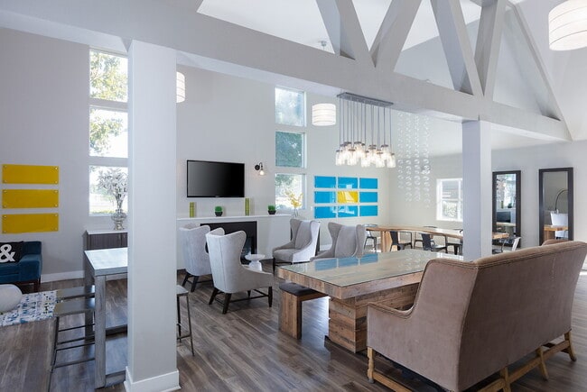 Building Photo - 1000 Kiely