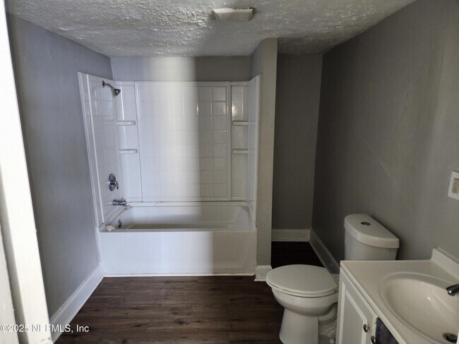 Building Photo - 1437 E 24th St