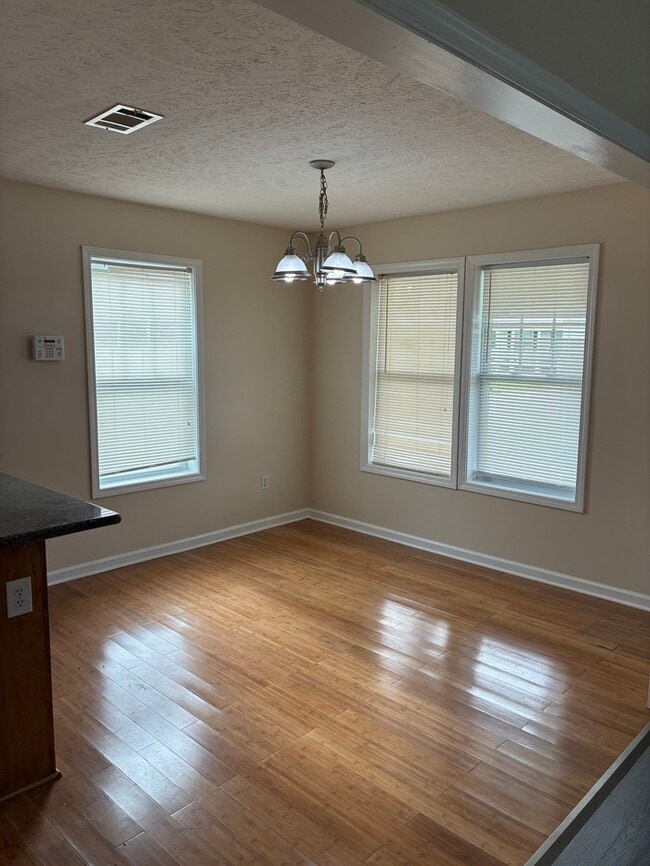 Building Photo - Beautiful 2/1 house