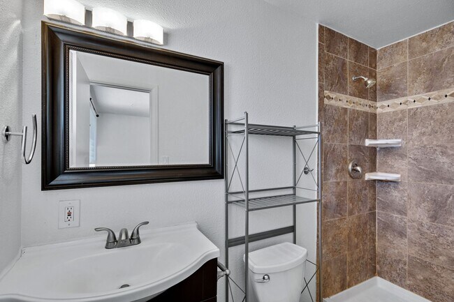Building Photo - 5 Bedroom House Located in Tempe!