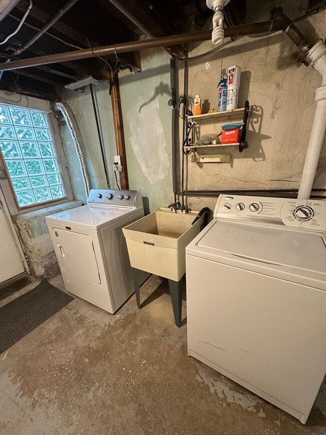Building Photo - 3 Bed, 1 Bath Rowhome