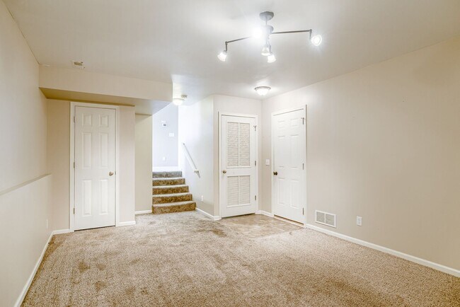 Building Photo - Charming Multi-Level Near Parks and Lakes!!