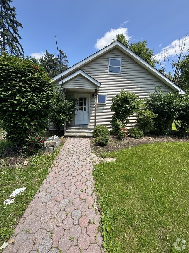 Building Photo - Newly renovated 2 Bedroom home!