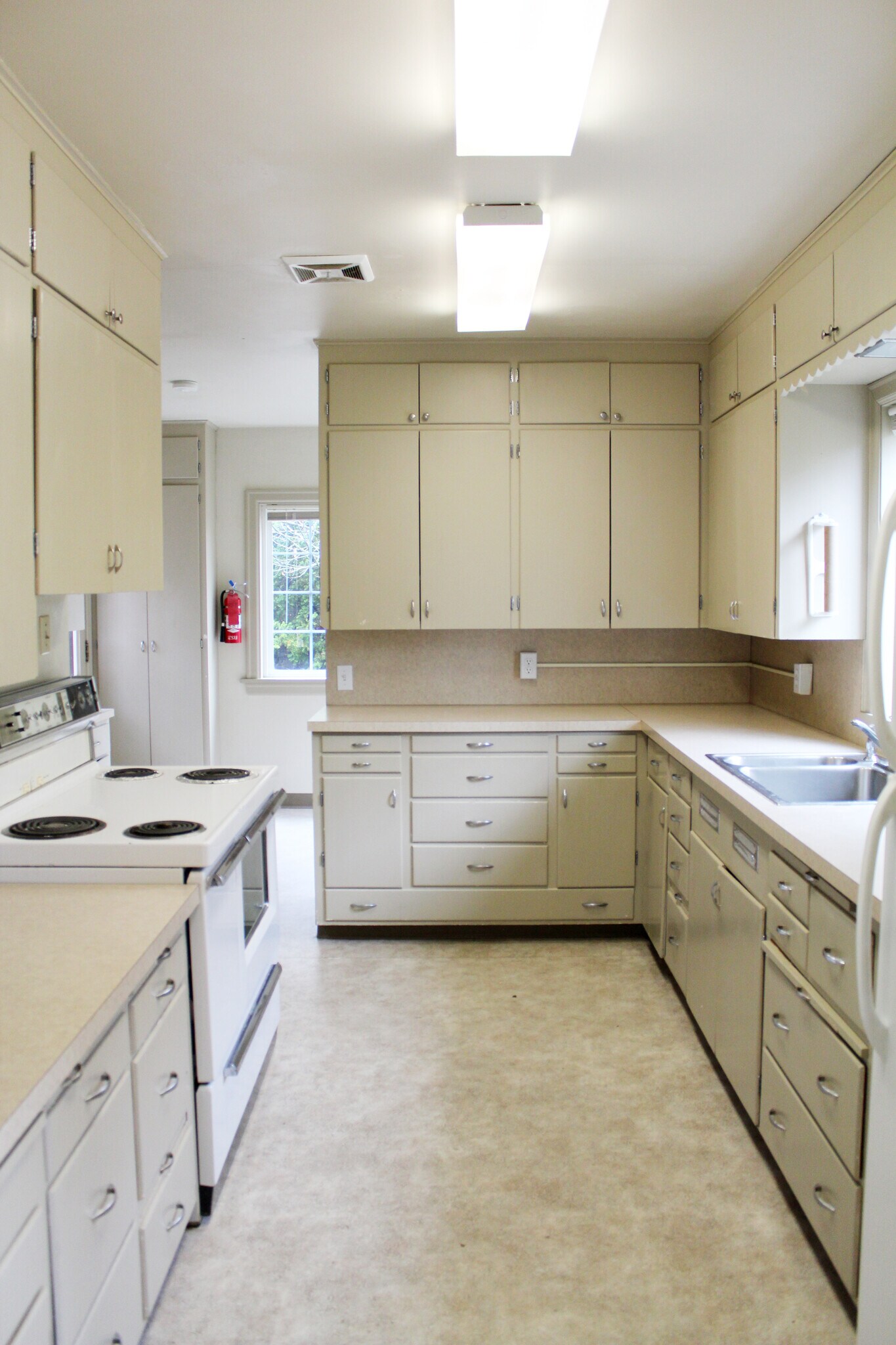 Building Photo - 905 NE C St