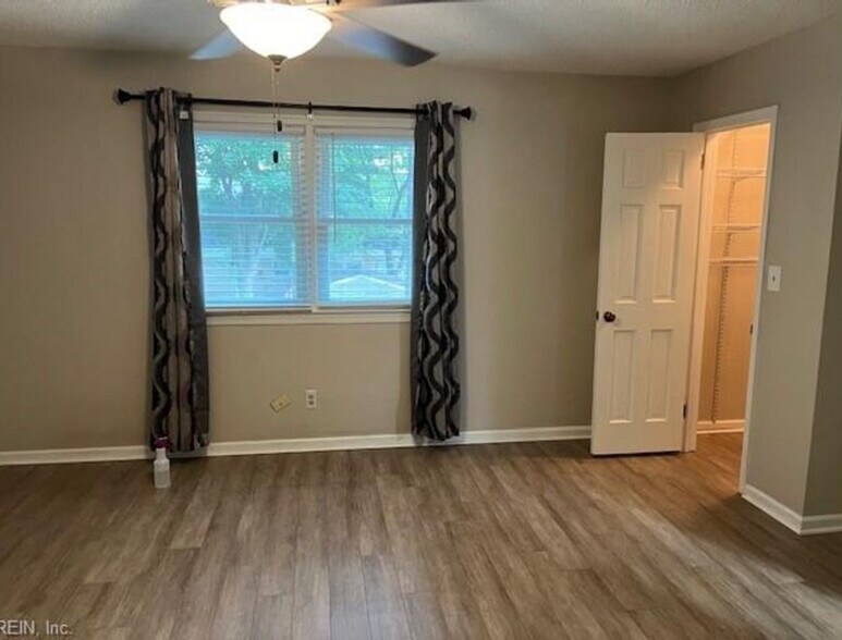 Building Photo - 710 Sir Walter Cir