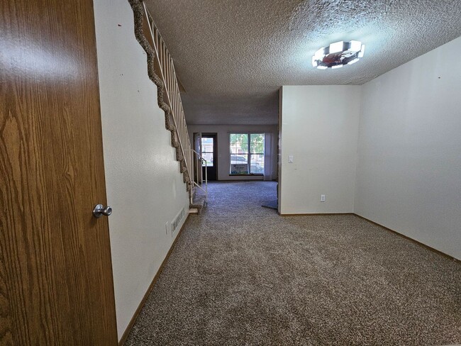 Building Photo - Spacious 2 Bed Townhome w/ Fenced Yard & N...