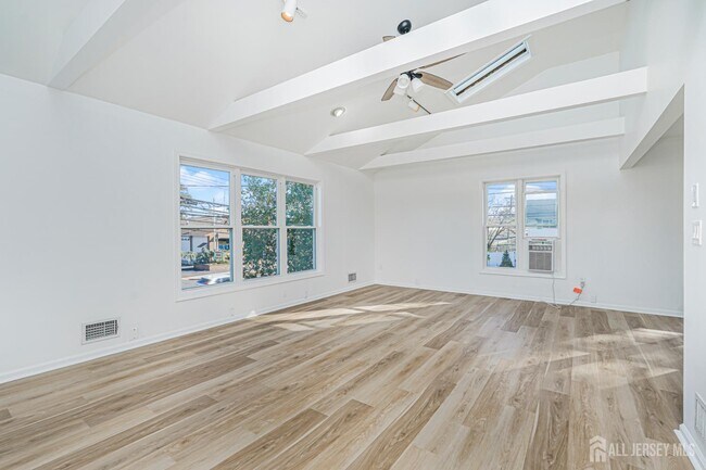 Building Photo - 17 Throckmorton Ln
