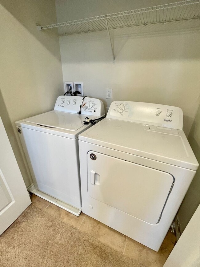 Building Photo - Spacious 5-Bed / 4.5-Bath Townhome w/ Private Pool & Sundeck in Gated Oakmont at Solterra Near Di...