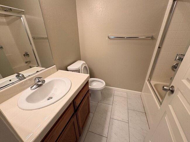 Building Photo - Lovely 5 Bedroom Home