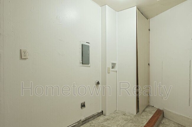 Building Photo - 1805 NE 53rd St