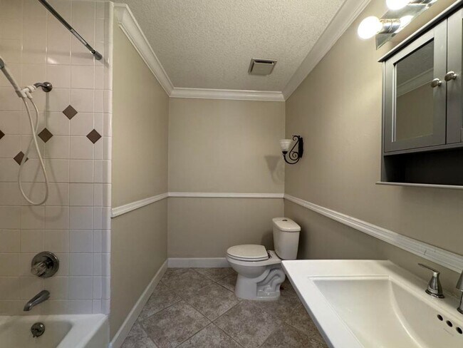 Building Photo - Gorgeous 5 Bedroom Pool Home in Ormond