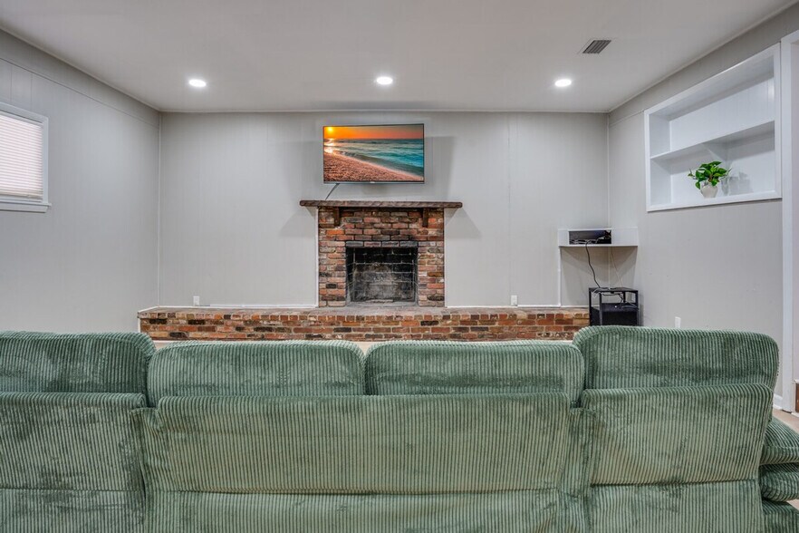 Building Photo - 214 Cactus St