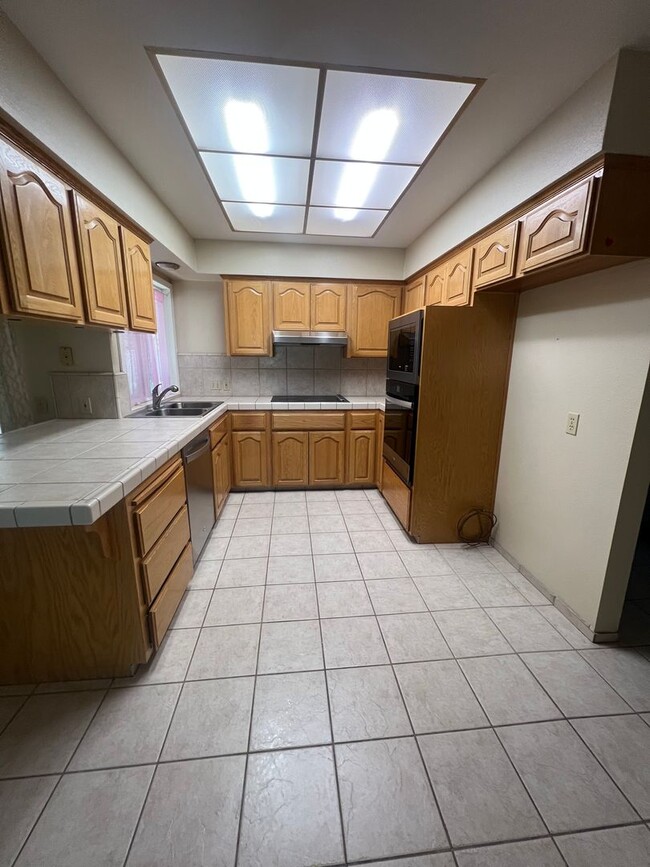 Building Photo - 948 Northwood Dr