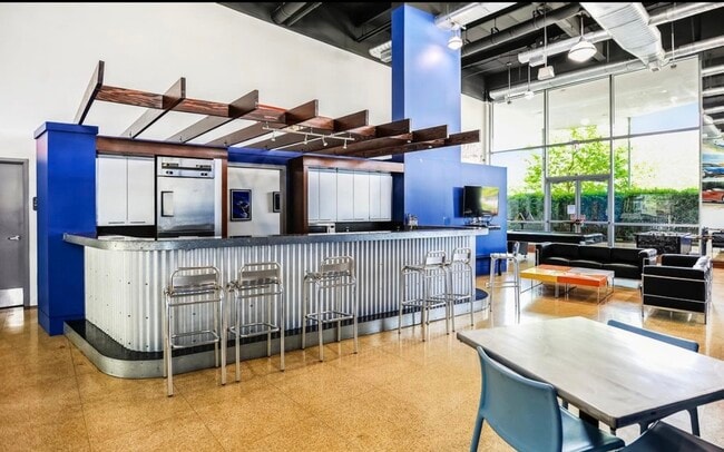 Building Photo - 5610 45th Ave