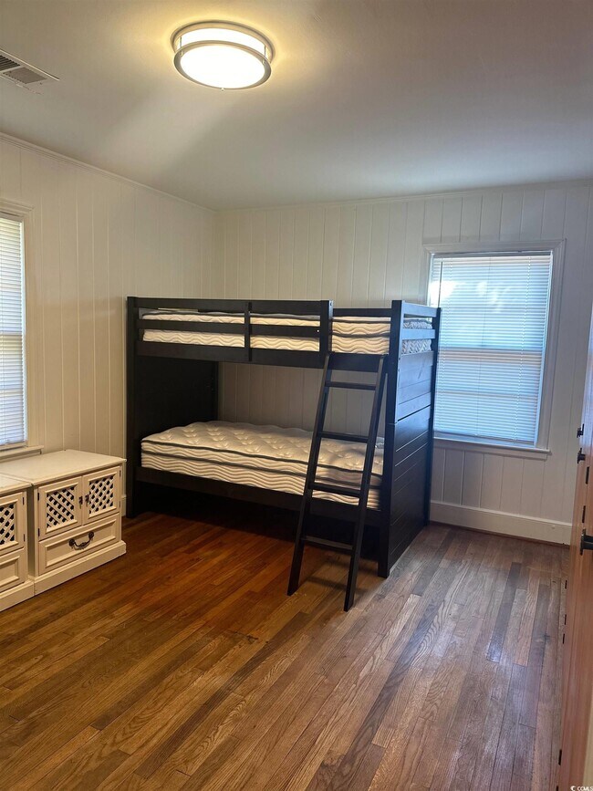 Building Photo - 519 32nd Ave N