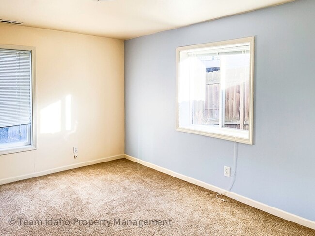 Building Photo - 5 bedrooms, 3 baths, and 3004 sqft Single Family Home