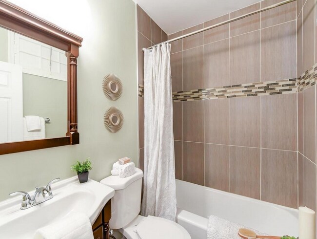 Building Photo - 1343 Bryant St NE