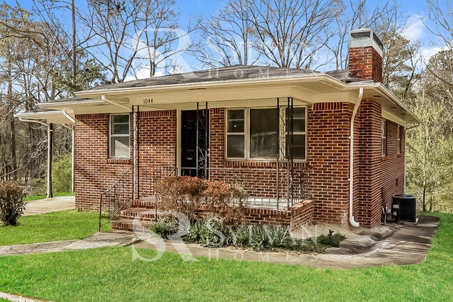 Building Photo - Prepare to fall in love with this 4 bedroom, 2 bathroom home