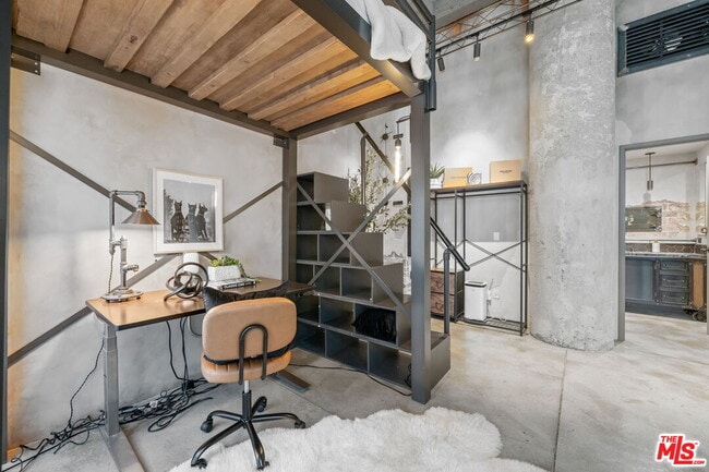 Building Photo - 330 W 11th St