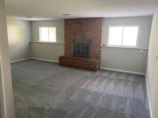 Building Photo - 822 Ronson Ave