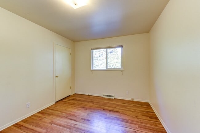 Building Photo - Pre-Lease August 2026; Large 5 Bedroom 3 B...