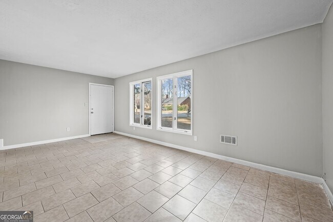 Building Photo - 2127 Golfview Dr SE